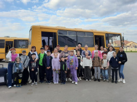 30 девчонок и мальчишек отправились в город Псков в лагерь.