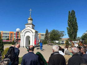 Сегодня прошел торжественный митинг у Братской могилы 12 советских воинов.