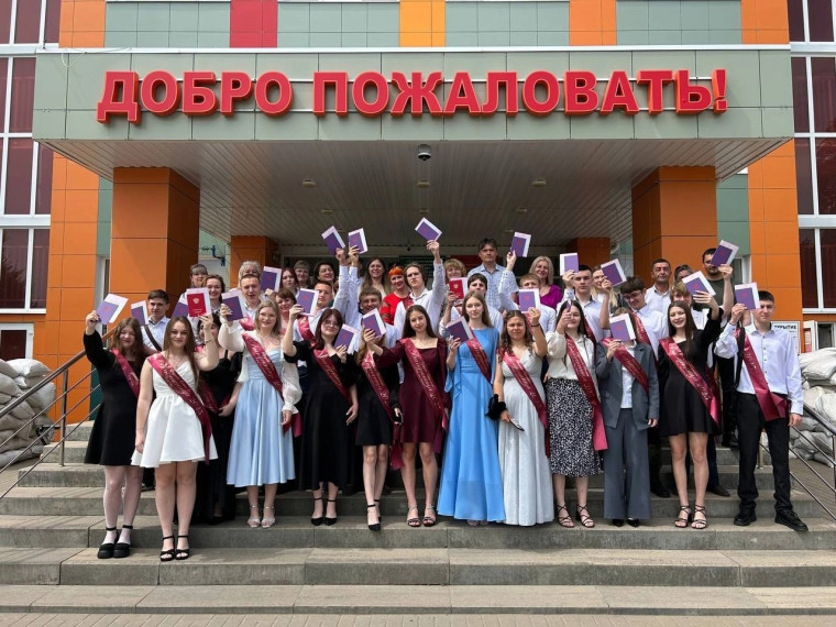 Вот и настал важный момент в жизни наших девятиклассников — вручение аттестатов об основном общем образовании!.